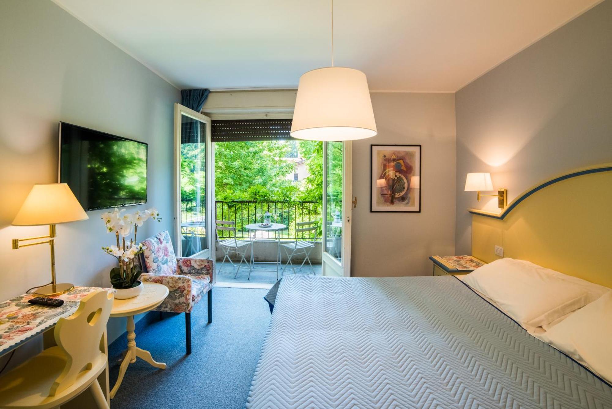 Albergo Milano Snc 란조 딘텔비 외부 사진