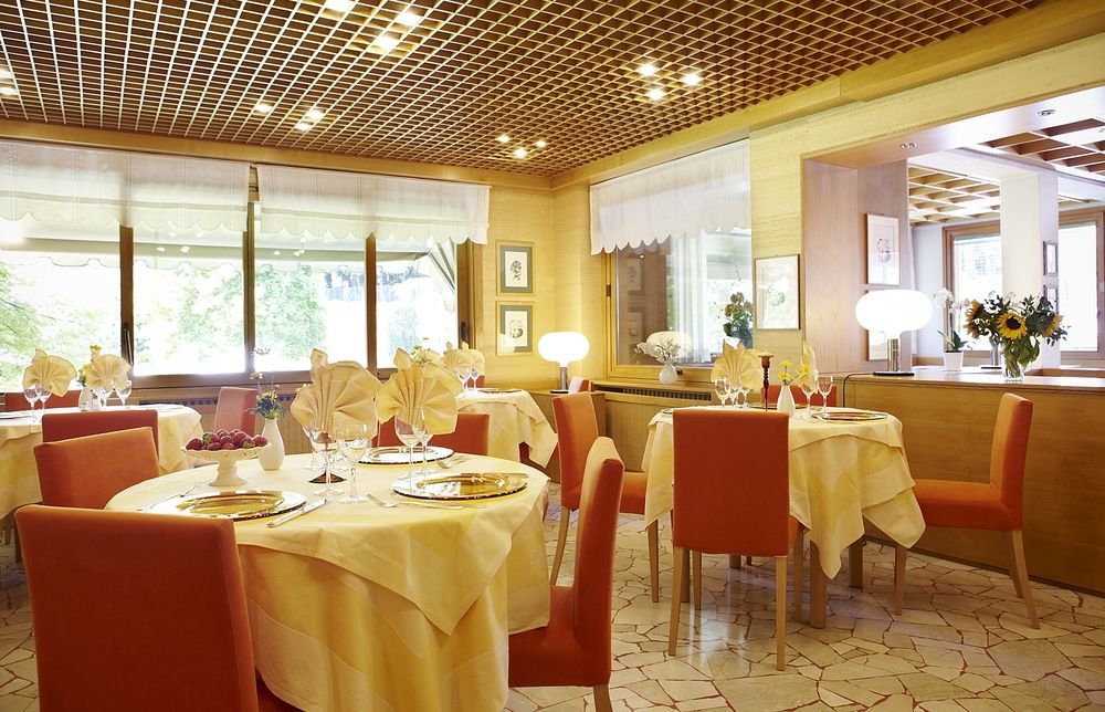 Albergo Milano Snc 란조 딘텔비 외부 사진